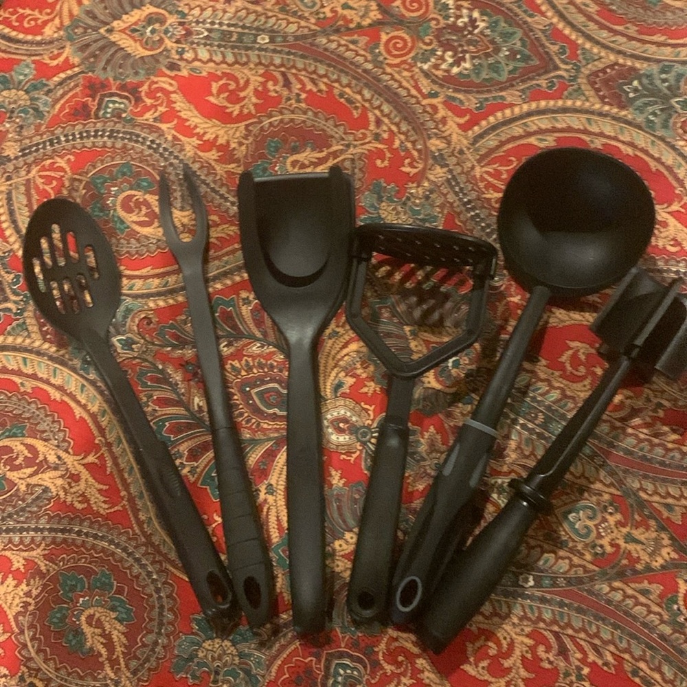 Bundle of 6 black kitchen utensils. Mixed brands. See photos for details.